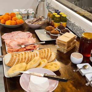 Al mattino, vi delizieremo con una colazione preparata con ingredienti locali, regalandovi un assaggio autentico della nostra regione