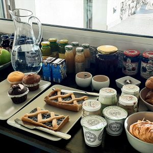 Al mattino, vi delizieremo con una colazione preparata con ingredienti locali, regalandovi un assaggio autentico della nostra regione