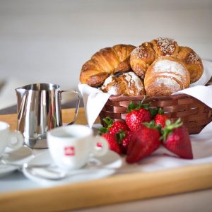 Al mattino, vi delizieremo con una colazione preparata con ingredienti locali, regalandovi un assaggio autentico della nostra regione